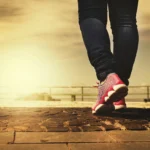 Pessoa caminhando no final de tarde.